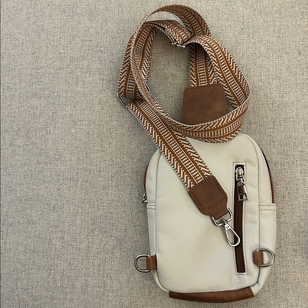 CLUCI Small Sling Vegan Leather Crossbody - Picture 14 of 15